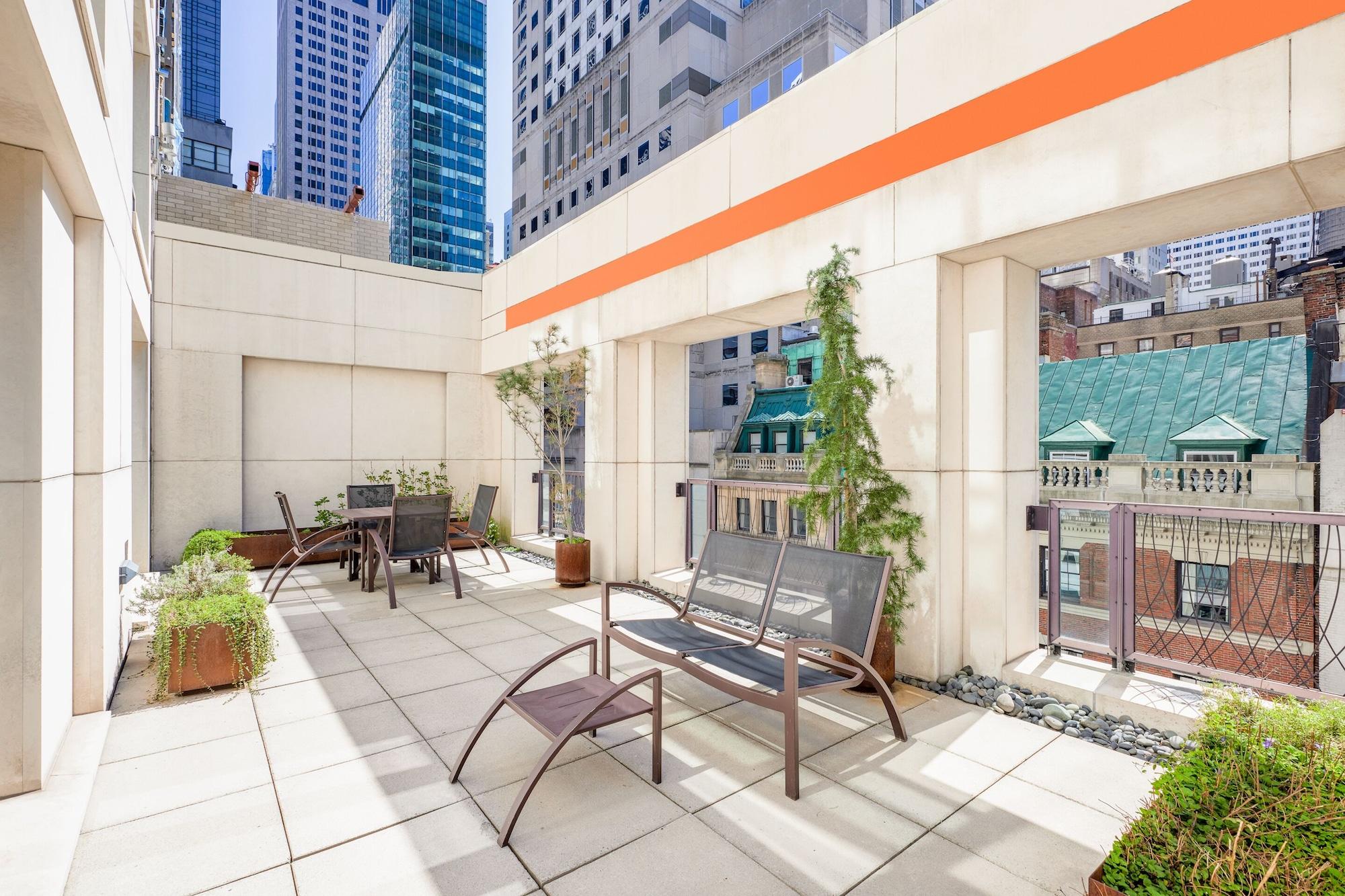 Chambers Hotel Central Park South, Sonder By Marriott Bonvoy New York Exterior photo
