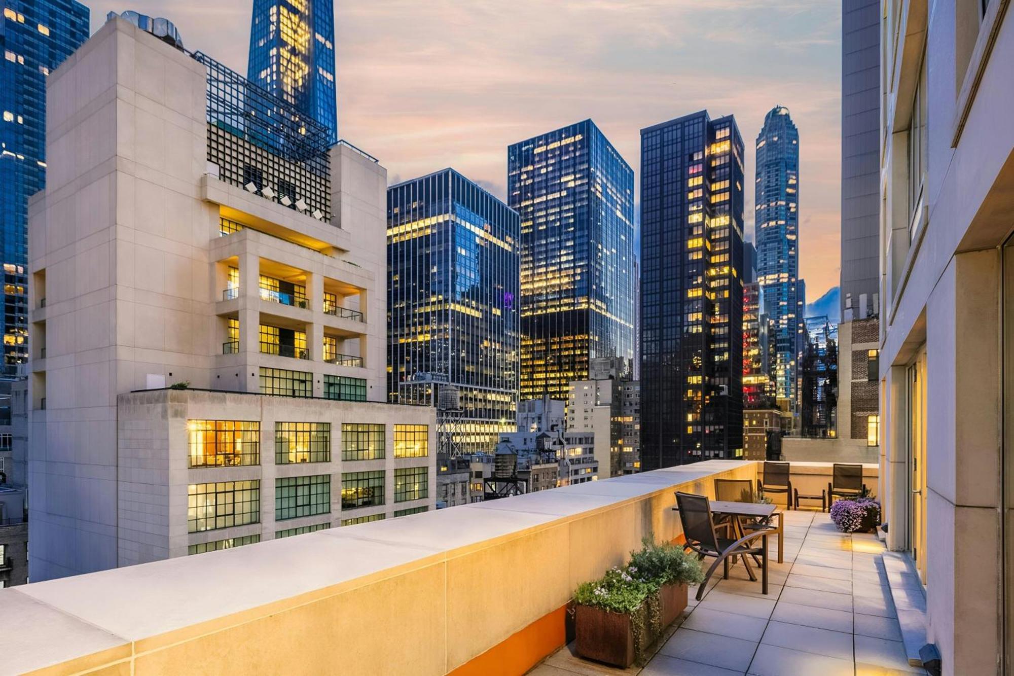 Chambers Hotel Central Park South, Sonder By Marriott Bonvoy New York Exterior photo